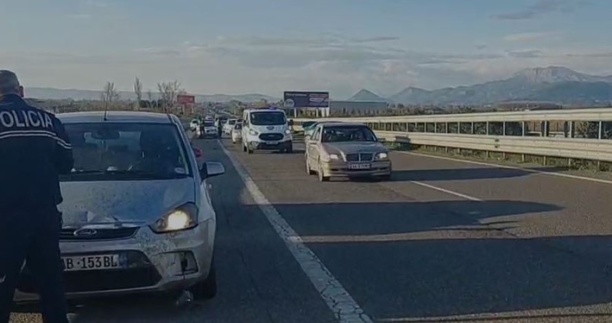 Aksident në autostradën Milot-Thumanë, dy automjete të përplasura dhe disa të plagosur