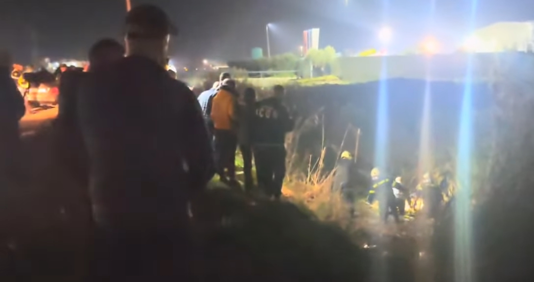 Aksident në Berat, makina del nga rruga dhe përfundon në kanal