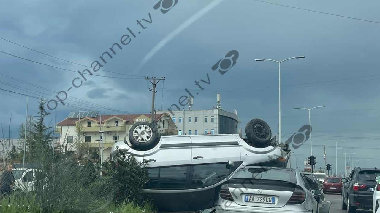 Aksident në Kamëz, përfshihen tre automjete, njëra prej tyre kthehet përmbys