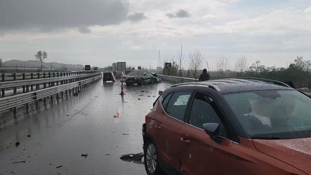 Aksident zinxhir në autostradën Lushnjë-Vlorë, përplasen 9 makina dhe disa të plagosur