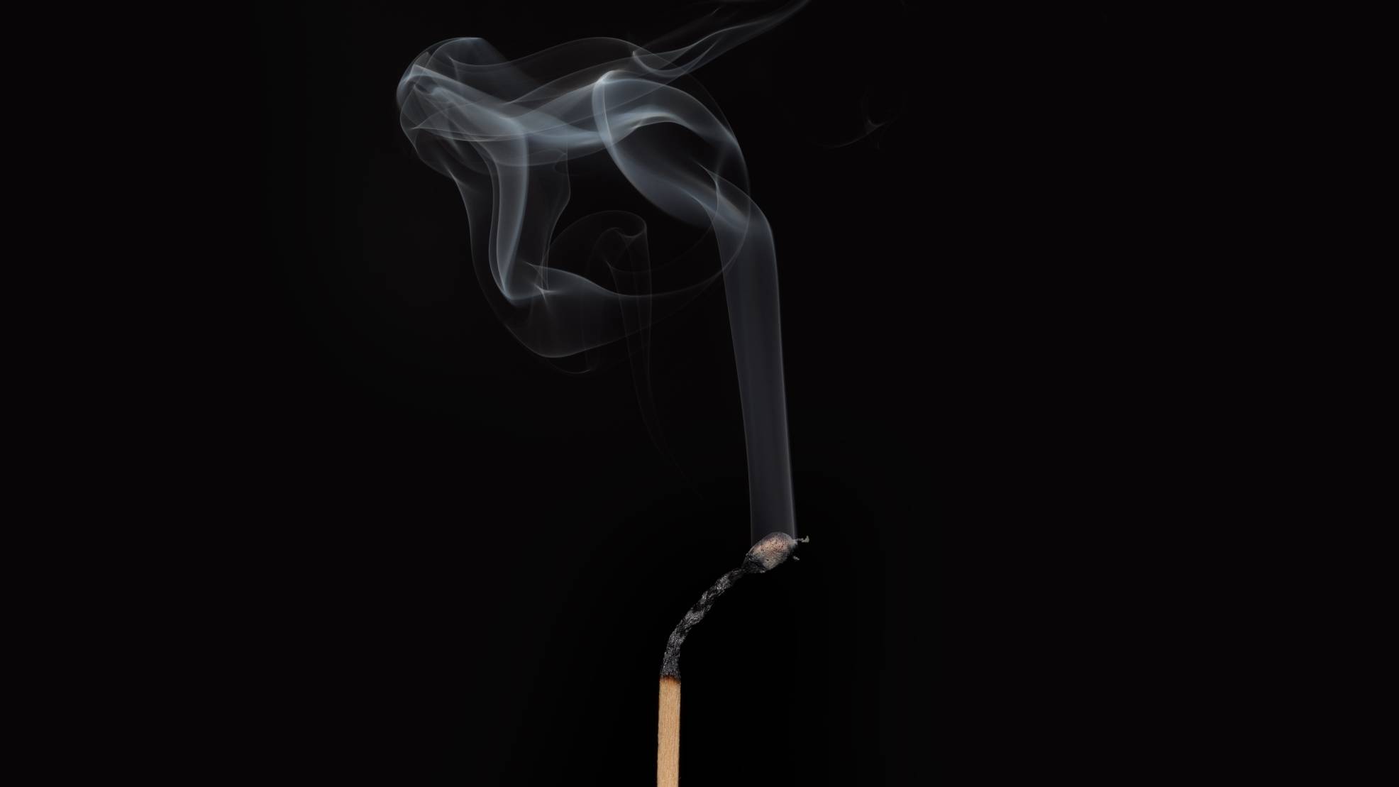 ‘Armiku i padukshëm’: Studimi, tymi i cigares qëndron në dhomë deri në 9 vjet