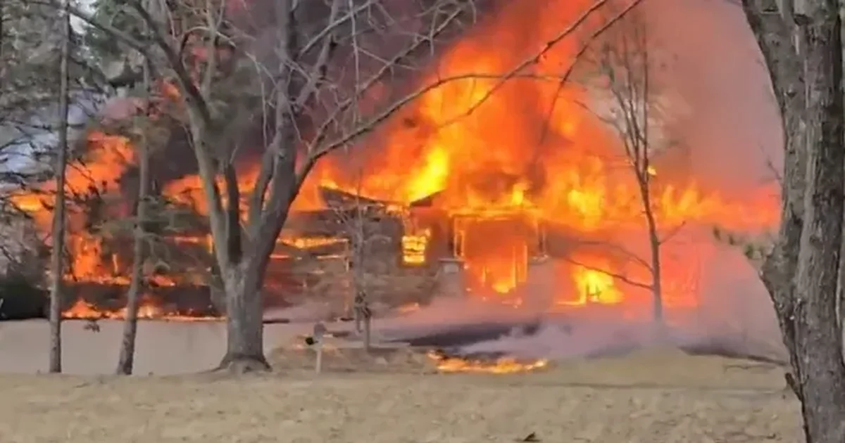 Avioni rrëzohet mbi një shtëpi në SHBA, humbin jetën të gjithë personat në bord