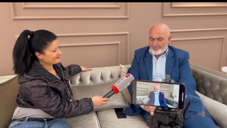 Avokati nga Fieri, Kastriot Dyrmishaj agjëron prej 25 vitesh: Vajzën e përjashtuan nga shkolla prej shamisë, sot vizitojmë Mekën familjarisht