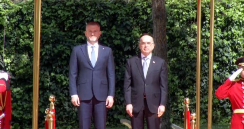 Begaj pret me ceremoni zyrtare homologun sllovak. Hera e parë që një president nga Sllovakia vjen në Shqipëri