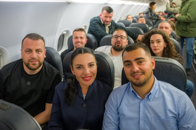 Belinda Balluku në avion, Rinas, poston për ekipin e saj: Jeni ❤️!