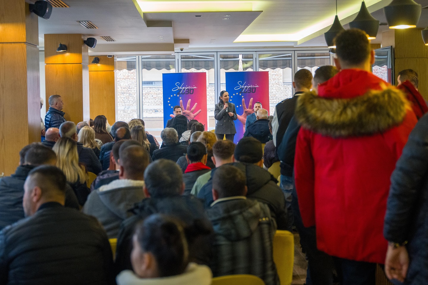 Belinda Balluku prezanton Elton Korreshin