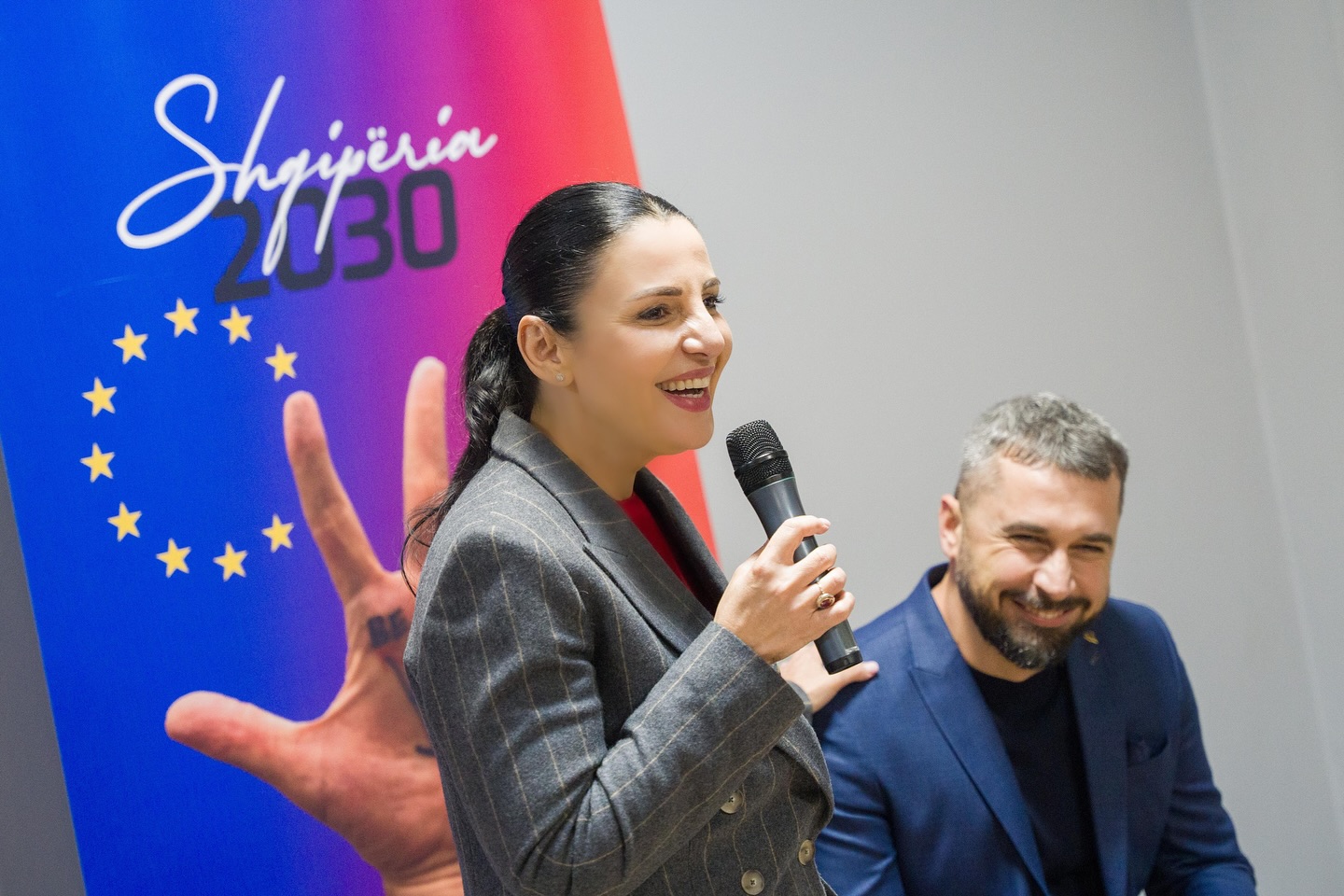 Belinda Balluku takime intensive në Lushnjë