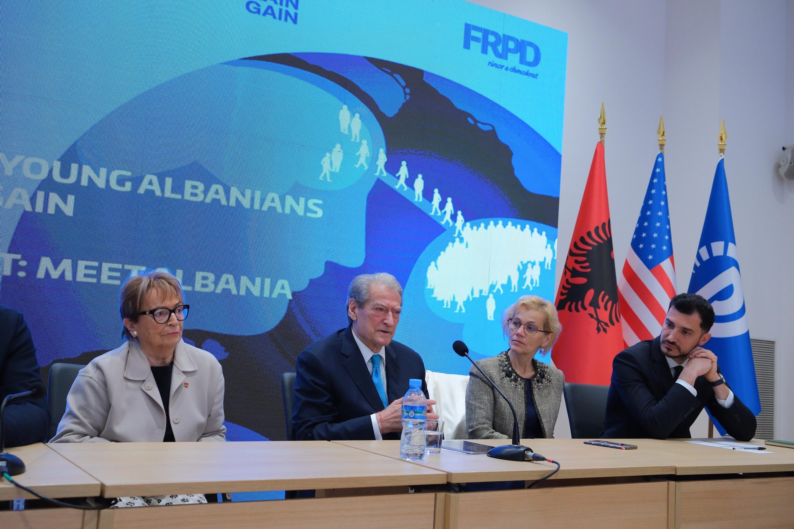 Berisha premton rihapjen e “TikTok”, kreu i PD takon të rinjtë: Mbështetje për çdo çift të ri për banesë me kredi të butë