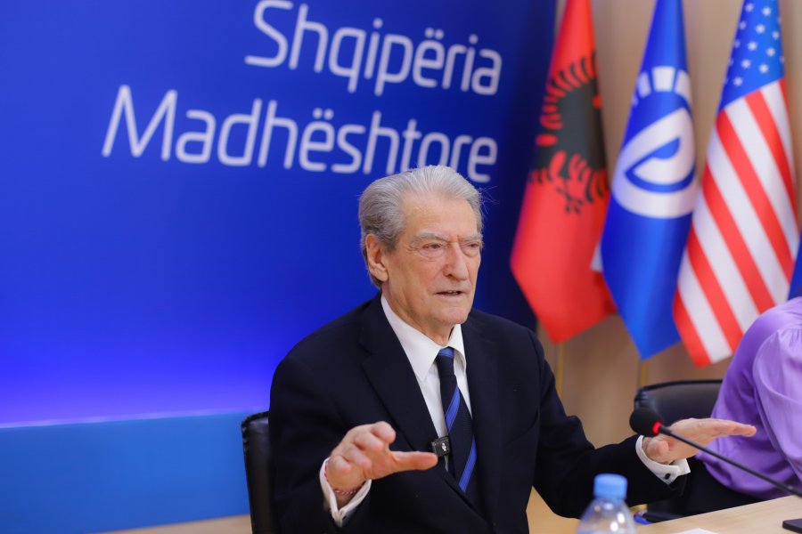 Berisha: Qytetarët meritojnë një proces ligjor të drejtë, jo afërmendshin që kontrollon gjykatësit me përgjime