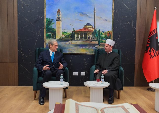 Berisha uron Fiter Bajramin: Do dyfishojmë fondet për komunitetet fetare. Ora e faljes së të Premtes do të jetë orar pushimi