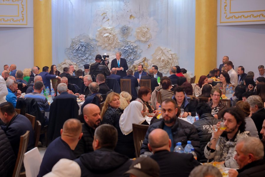 Berisha uron Natën e Kadrit mes besimtarëve në Kavajë: 26 marsi, simbol i qëndresës për liri