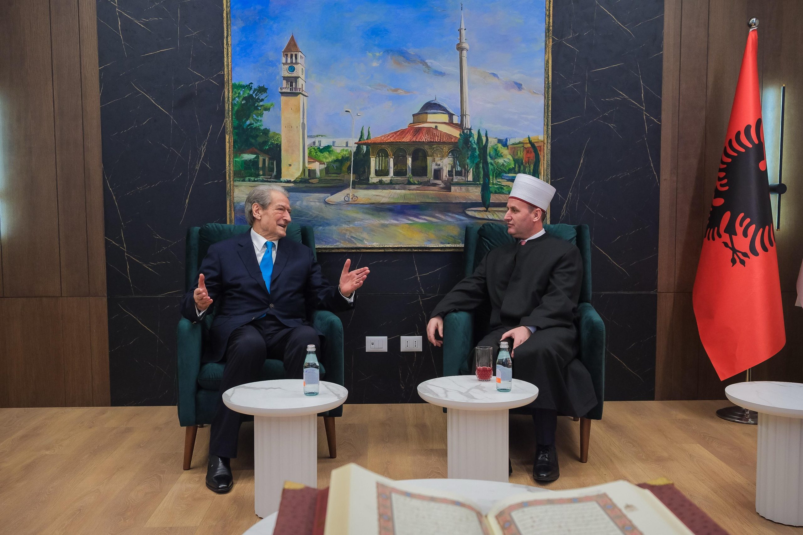 Berisha vizitë në Komunitetin Mysliman, uron Fitër Bajramin: Do dyfishojmë fondet për komunitetet fetare