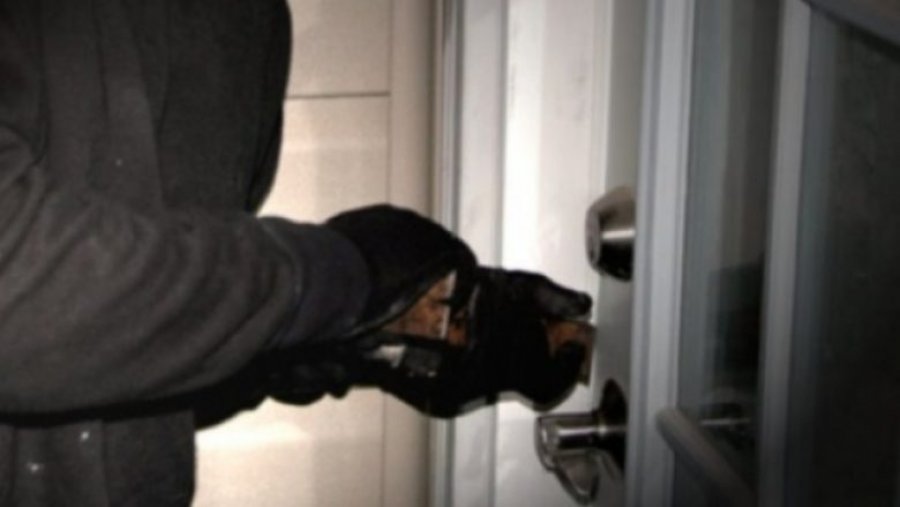 Biznesi në Golem të Lushnjes bie pre e hajdutëve, furgoni i vjedhur përfundon në kanal