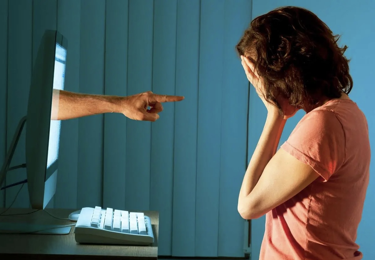 Bullizmi në rrjetet sociale nuk ka moshë, rriten denoncimet edhe ndaj të rriturve