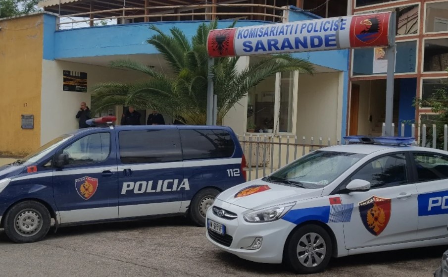 Burri plagos gruan me thikë në bark