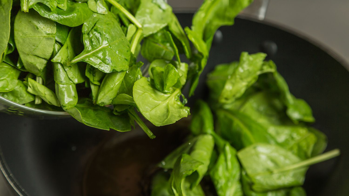 Cila Është Metoda më e Mirë e Gatimit të Spinaqit?