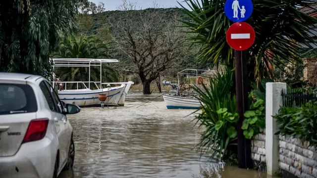 ‘Çmendet’ moti/ Përmbytjet bëjnë kërdinë në këtë vend, shkollat do të mbyllen për tre ditët e ardhshme (Video)