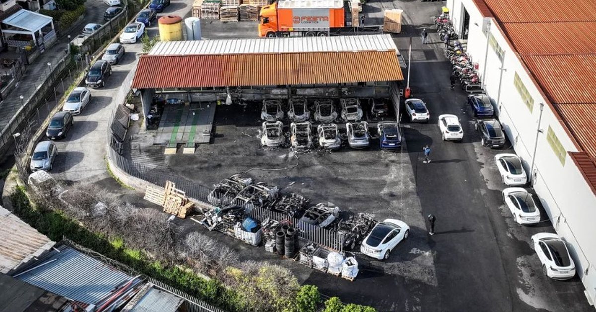 Digjen 16 makina Tesla në një dyqan në Romë, Musk: Akt terrorist!