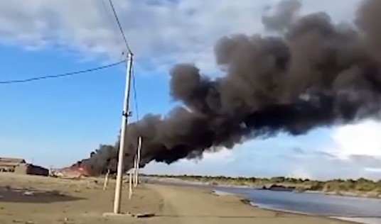 Digjet plotësisht një lokal në Darzezë, tymi mbulon zonën