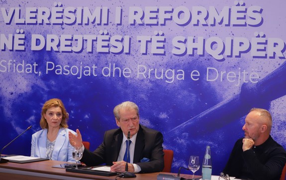 “Drejtësia armë politike në duart e regjimit”, Berisha: Dhunuan publikisht në mes të rrugës Ilir Metën!