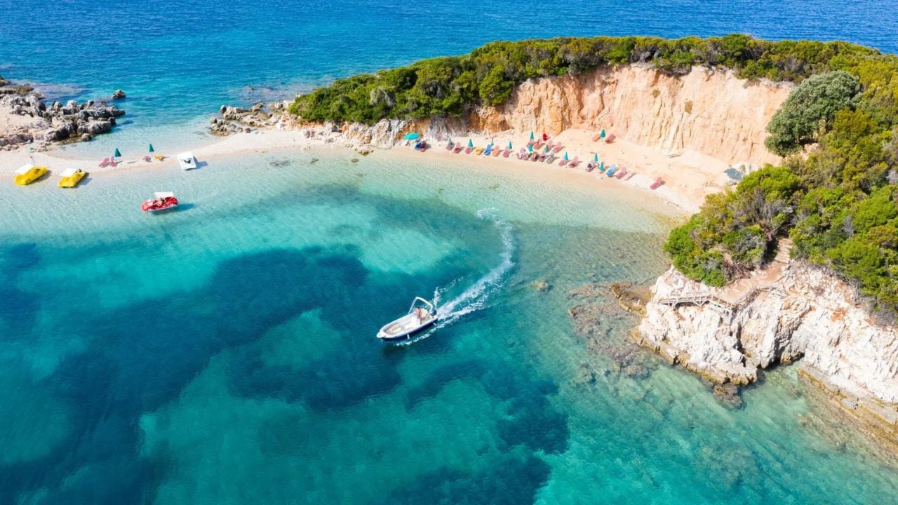 “Dyndje turistësh në Shqipëri”/ The Telegraph: Destinacioni i ri në Europë drejt ‘mbiturizmit’! Mos të bëhet si Spanja