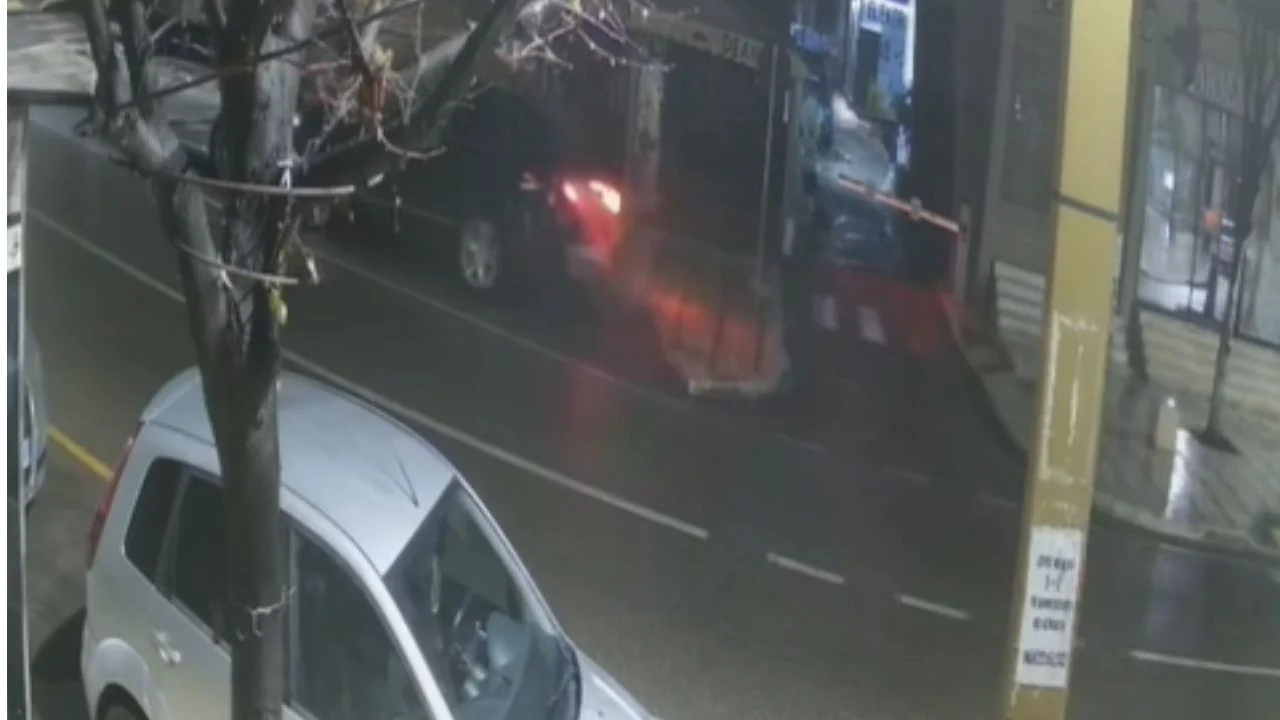 E frikshme në Durrës! 22-vjeçarja humb kontrollin e makinës, shpëtojnë mrekullisht këmbësorët