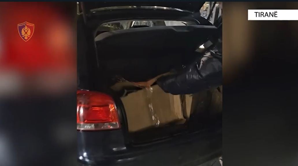 EMRI/ Me mbi 8 kg drogë në makinë, arrestohet në Laprakë 56-vjeçari! Në banesë iu gjet edhe armë