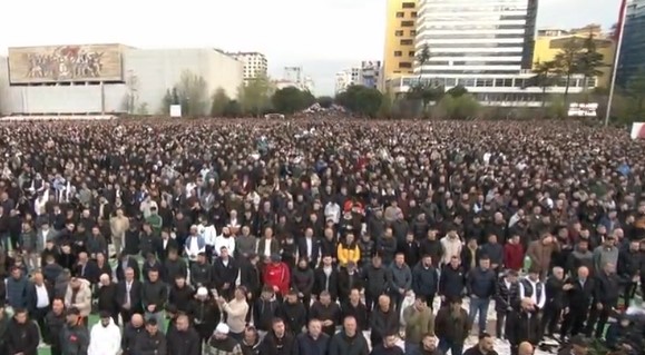 Falet Namazi i Fitër Bajramit/ Pas një muaji agjërimi, besimtarët myslimanë kremtojnë festën