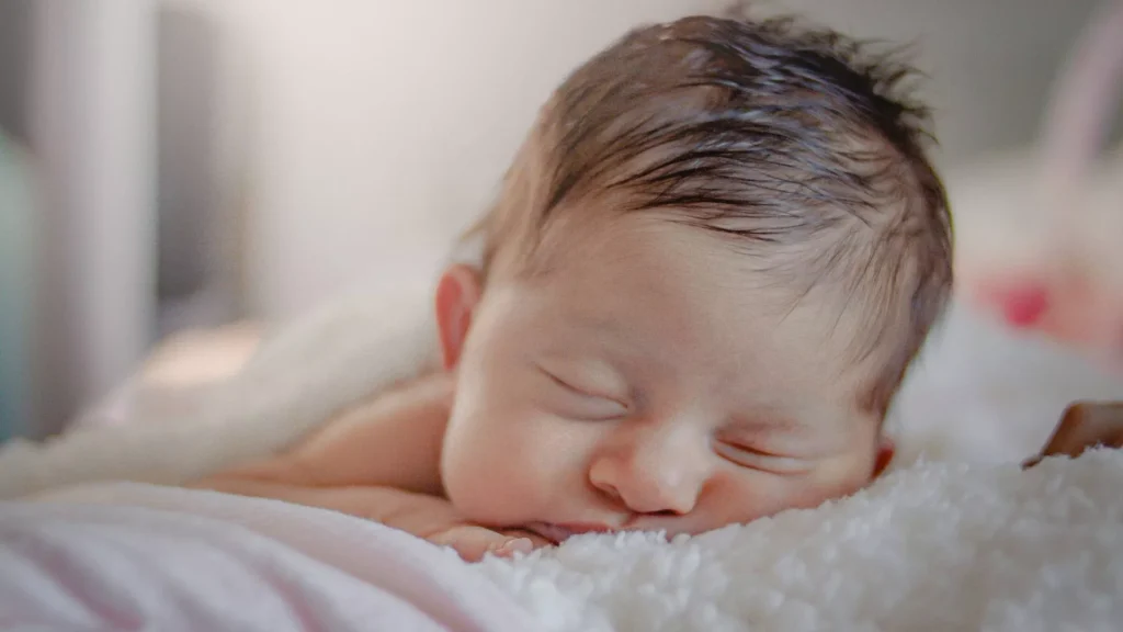 “Fëmijët duhet të marrin mbiemrin e nënës”, propozimi i politikanit italian ndez polemika