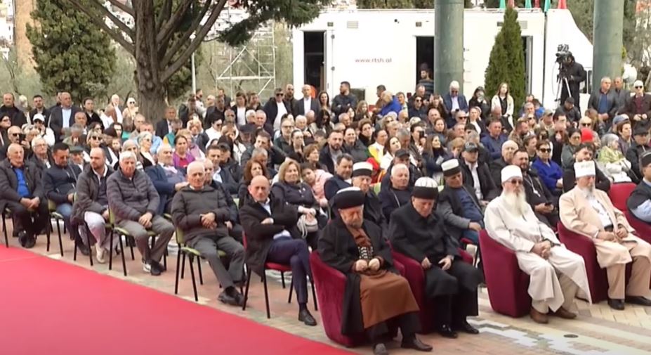 Festa e Sulltan Nevruzit, ceremonia në kryegjyshatën botërore bektashiane në Tiranë, marrin pjesë qindra besimtarë