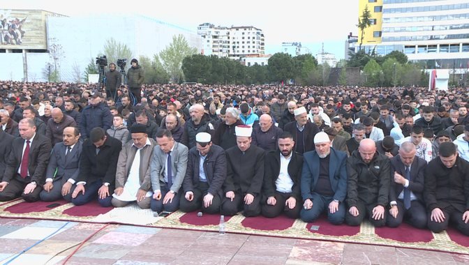 Fiter Bajrami! Besimtarët myslimanë mbyllin muajin e Ramazanit, falin namazin në sheshin “Skënderbej
