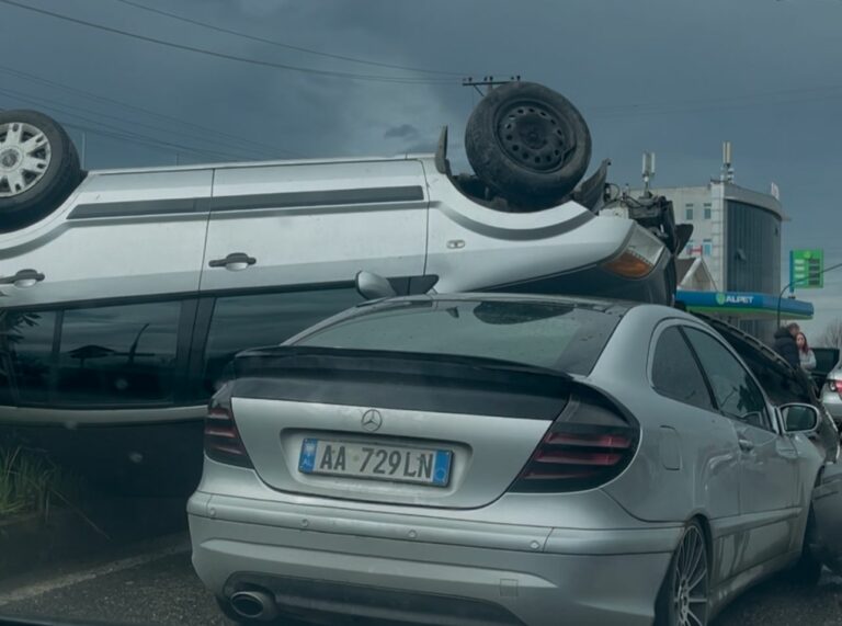 FOTO/ Aksident i trefishtë në Kamëz, një prej makinave përfundon mbi të tjerat