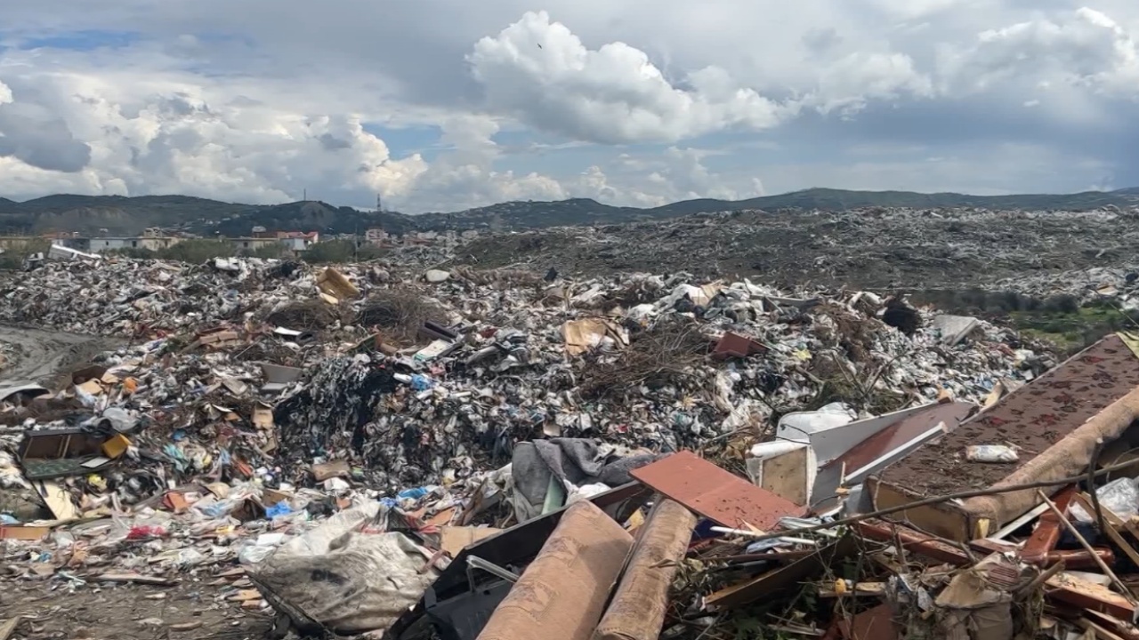 Fusha e mbetjeve të Vlorës/ Vazhdojnë të hidhen në landfillin që digjet çdo tre muaj