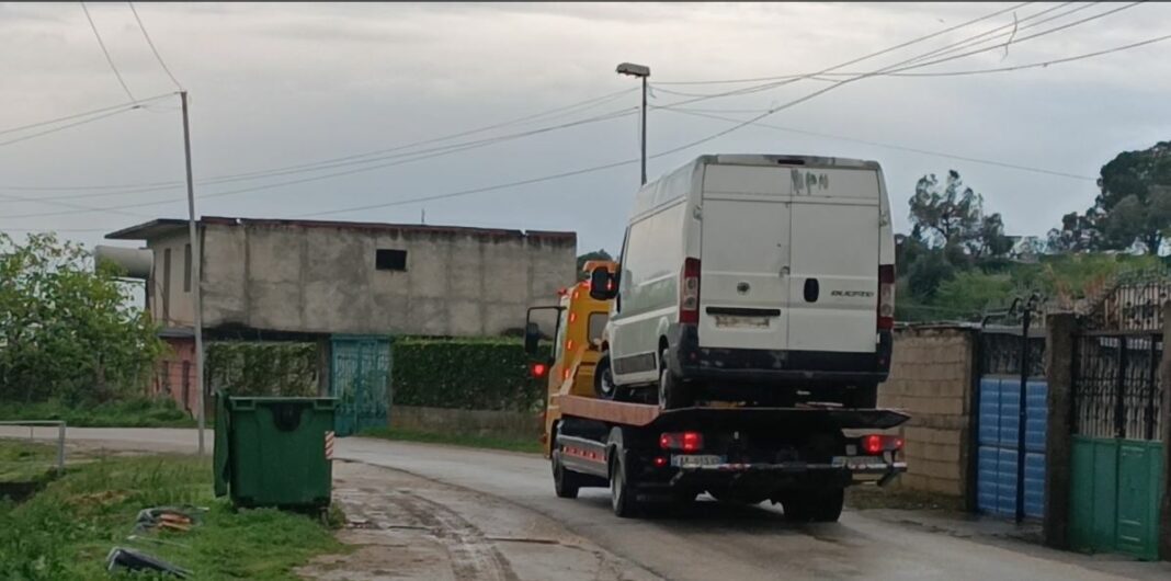 Hajdutët grabisin kasafortën e biznesit me furgon, bien në kanal