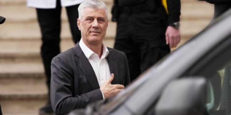 Hashim Thaçi takon familjarët në Prishtinë para se të niset për në Hagë