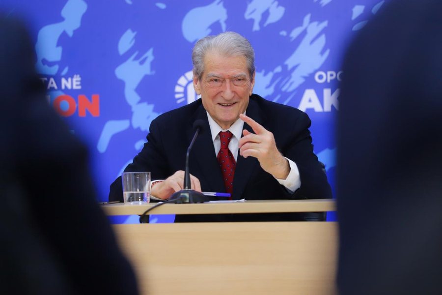 I terrorizuar nga izolimi ndërkombëtar, Berisha lajmëron shqiptarët se e ka ftuar Greqia në Festën Kombëtare