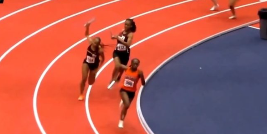 Incident i rëndë në pistë: Atletja godet kundërshtaren me shkop në kokë (VIDEO)