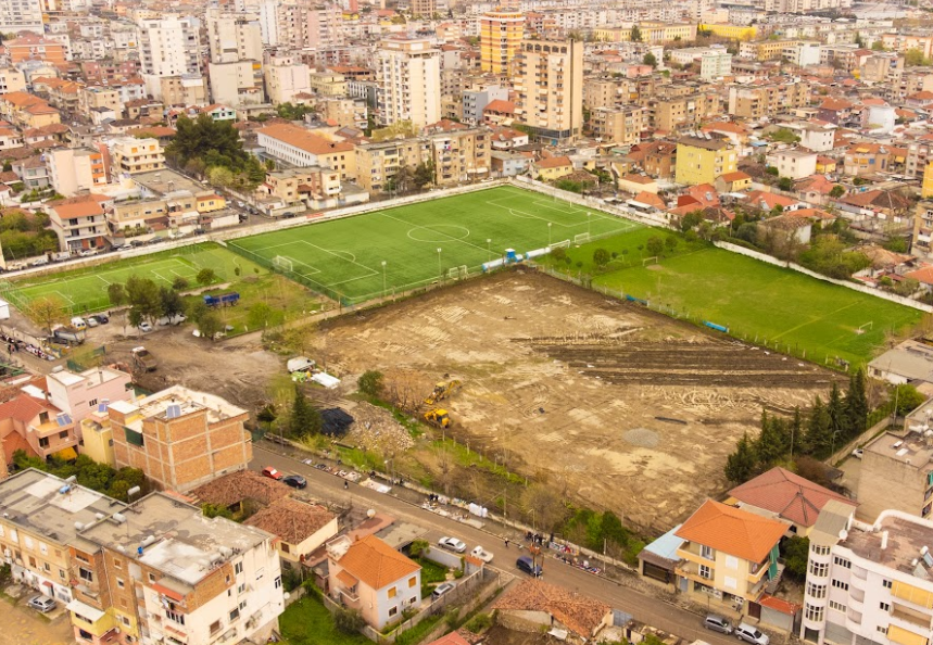Investimet e FSHF/Vijojnë punimet për rikonstruksionin e fushës me bar natyral në kompleksin ‘Shefqet Lamçja’