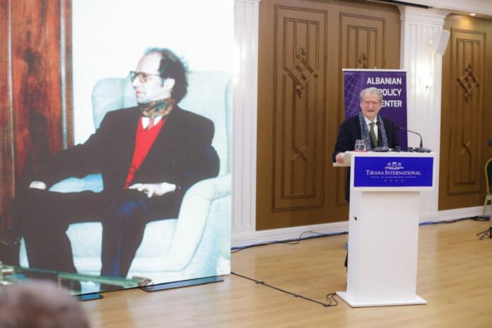 “Ishte gjeni” Sali Berisha flet me shallin e Rugovës në qafë