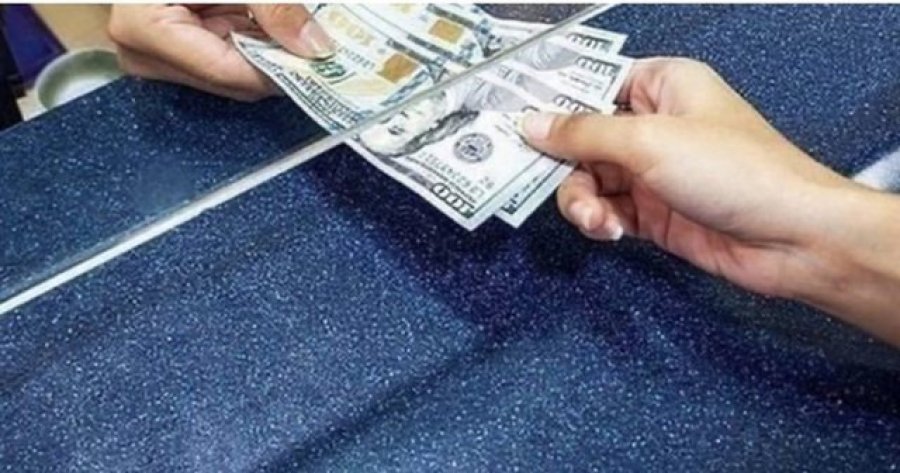 Këmbimi valutor/ Ja me sa po blihen dhe shiten dollari dhe euro