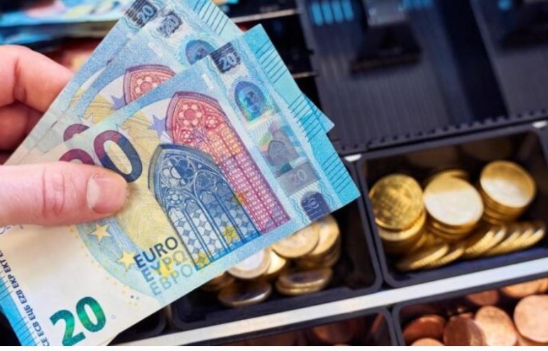 Këmbimi valutor, me sa lekë blihen e shiten valutat kryesore ditën e sotme