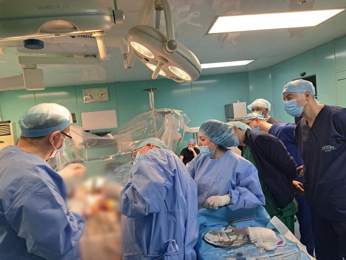 Koçiu: Ndërhyrje e suksesshme te një 50-vjeçare me Parkinson, mbulohet tërësisht nga buxheti i shtetit