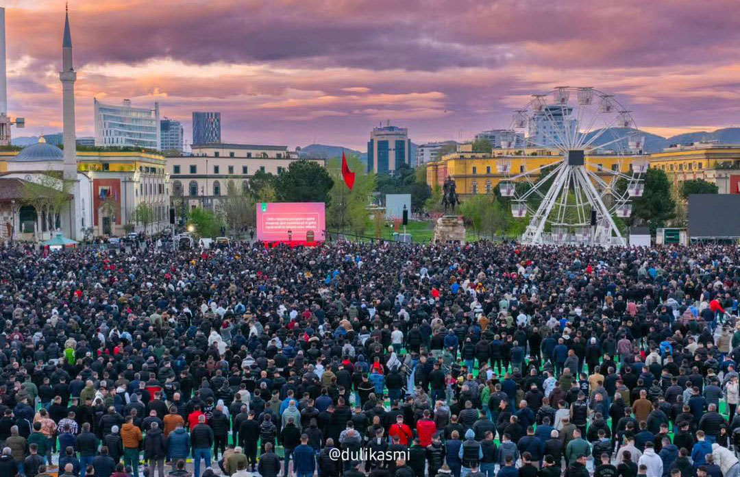 Kremtohet Fitër Bajrami, mijëra besimtarë falin namazin në “Sheshin Skënderbej”