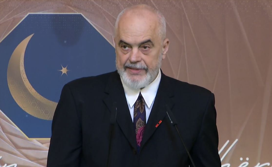 Kryeministri Rama dhe bashkëshortja e tij shtrojnë iftar në xhaminë e Ballies në Elbasan: Këtë muaj e shijoj si fëmijë