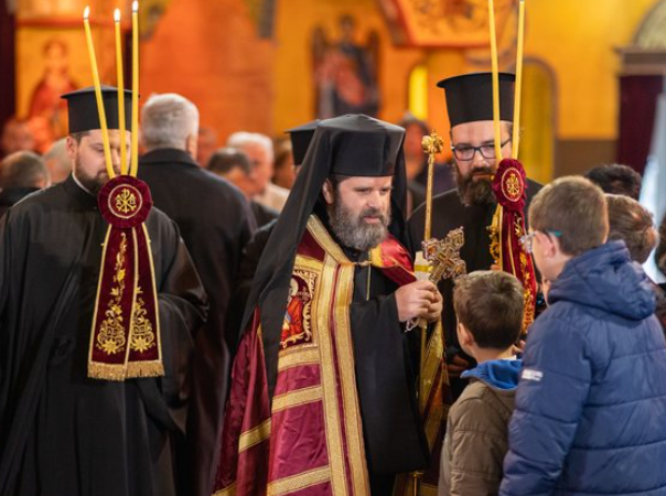 Kryepeshkopi Joani: Mos e braktisni Shqipërinë pasi është e pamundur të duash Perëndinë dhe mos të duash vendin që të ka lindur…