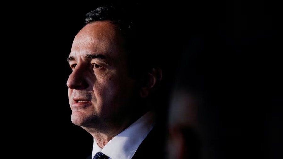 Kurthi ku ra Kurti: Grenell, një gay!