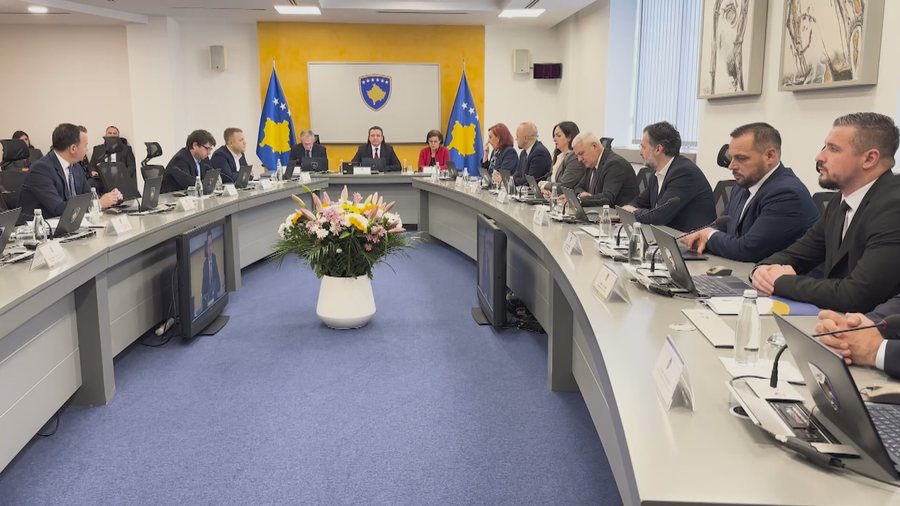 Kurti mbledh ministrat, por qeveria me kompetenca të kufizuara