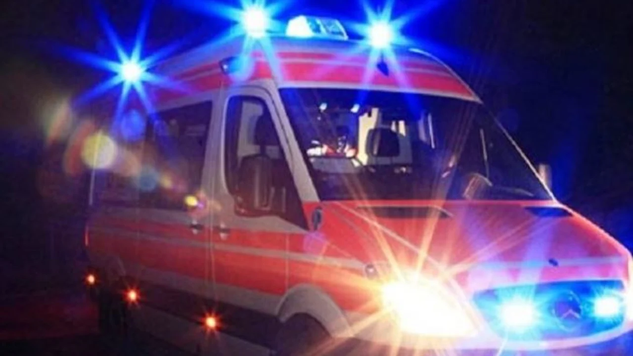 Makina del nga rruga dhe përfundon në kanal, zjarrfikësit nxjerrin shoferin nga mjeti (Emri)