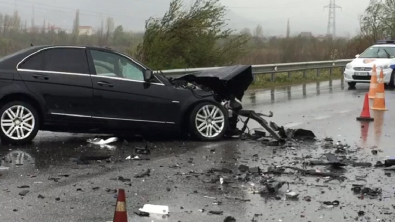 Makina përplaset me trafikndarësen në Thumanë-Milot, shoferi dh 2 pasagjerët përfundojnë te ‘Trauma’