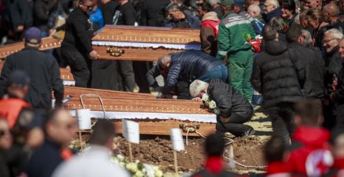 Maqedoni/ Kryhet autopsia e 59 viktimave, Mjekësia ligjore: Të gjithë viktimat në diskotekën e Koçanit vdiqën nga asfiksia